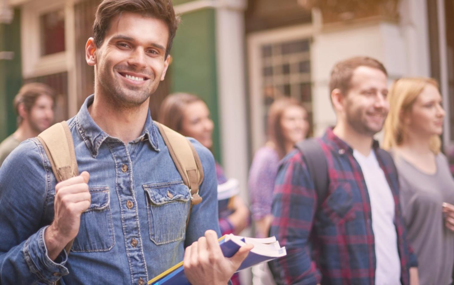 Equipo de especialistas financieros trabajando