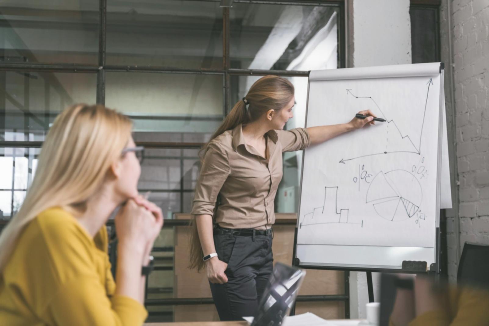 Reunión de trabajo analizando informes financieros en equipo