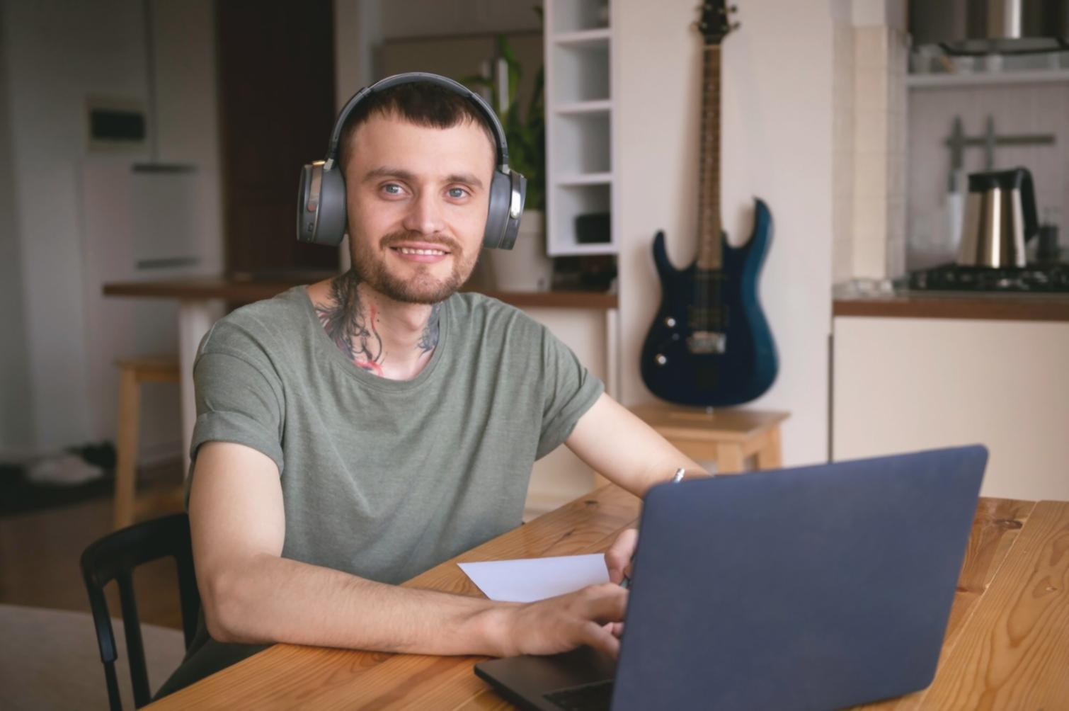Aula de formación financiera con estudiantes aprendiendo análisis de inversiones